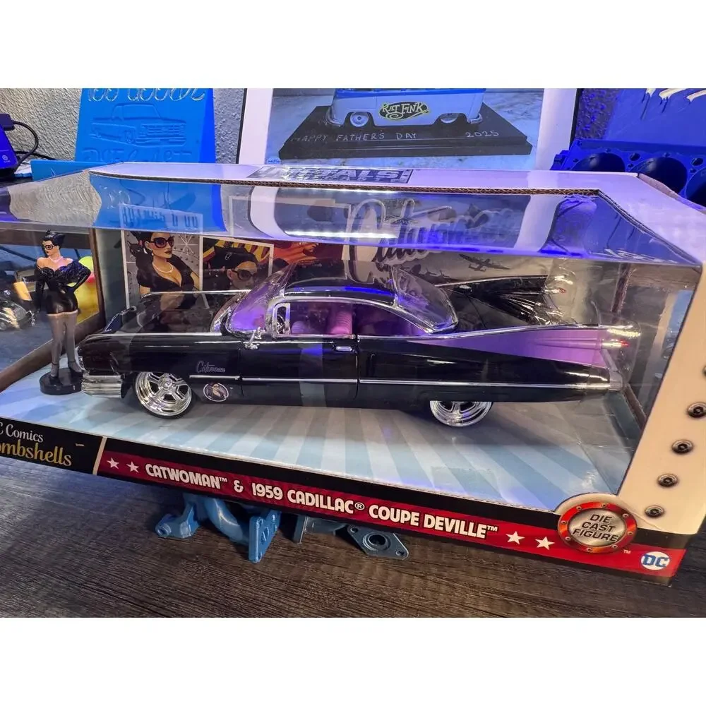 Metals Diecast 1/24 DC Comics Bombshells Catwoman 1959 Cadillac Coupe Deville